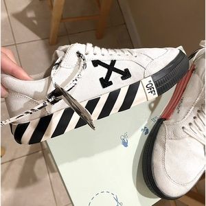 OFF-WHITE Vulcanized Low-Top Sneakers
